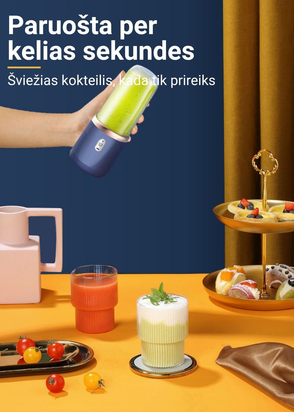 Žalia kokteilio plakimo scena rankoje su desertais fone Nešiojamas trintuvas FIT2 laikomas rankoje, šalia desertų ir vaisių – pasiruošęs šviežiam plakiniui.